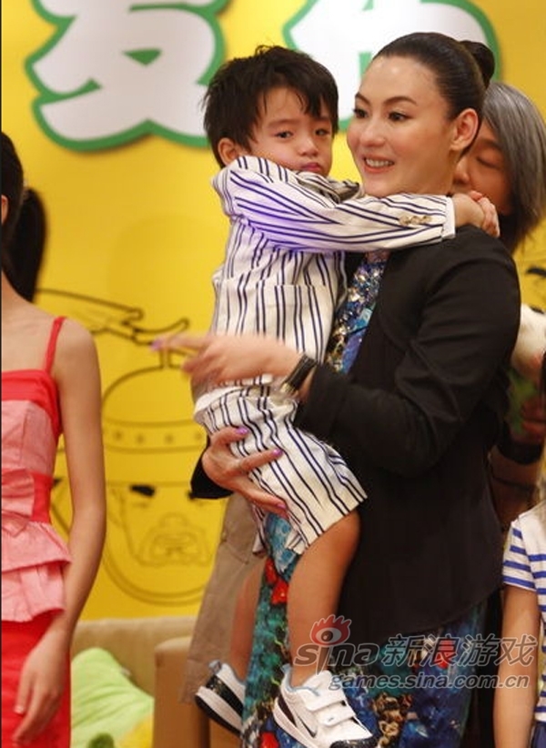 张柏芝抱着儿子