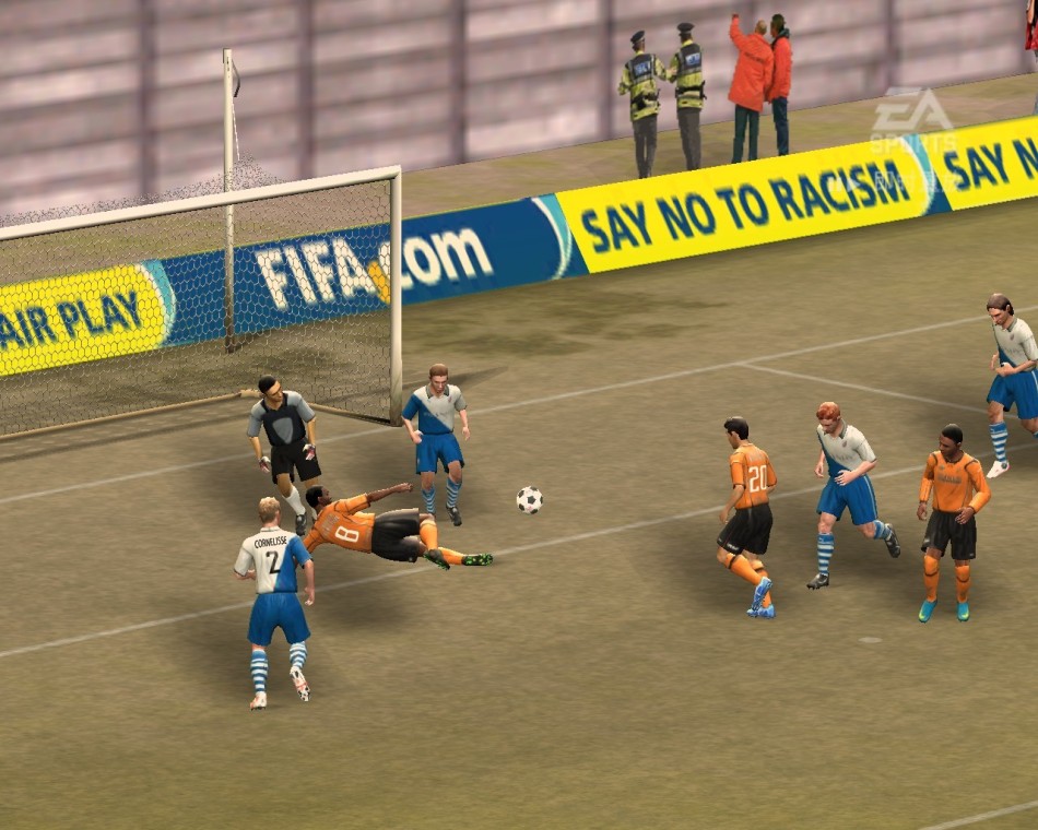 《FIFA Online2》游戏评测截图 CGWR分数：8.3分