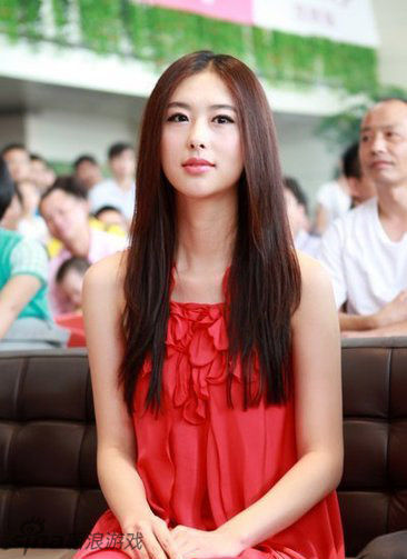 兽兽翻脸门后现身火辣红裙明艳依旧