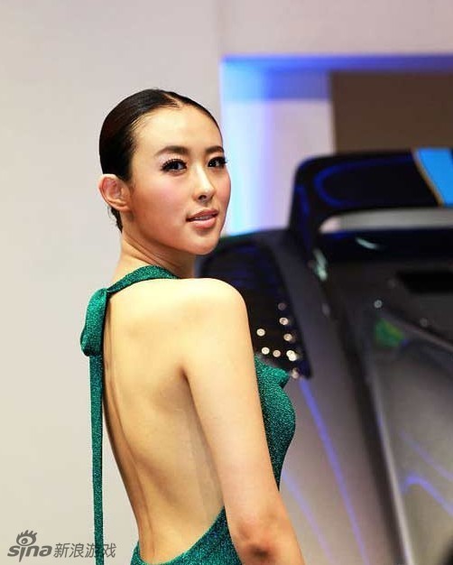 兽兽真空裸背亮相车展低调奢华尽显高雅