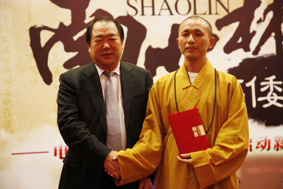 中航文化老总周世忠向本剧特别顾问泉州少林寺方丈常定法师颁发聘书