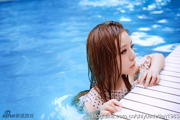 嫩模蜜胸微露性感比基尼写真