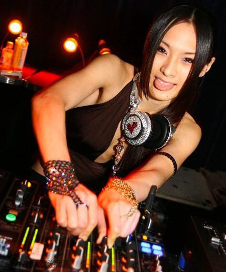 东京夜场狂欢派对中的dj美女