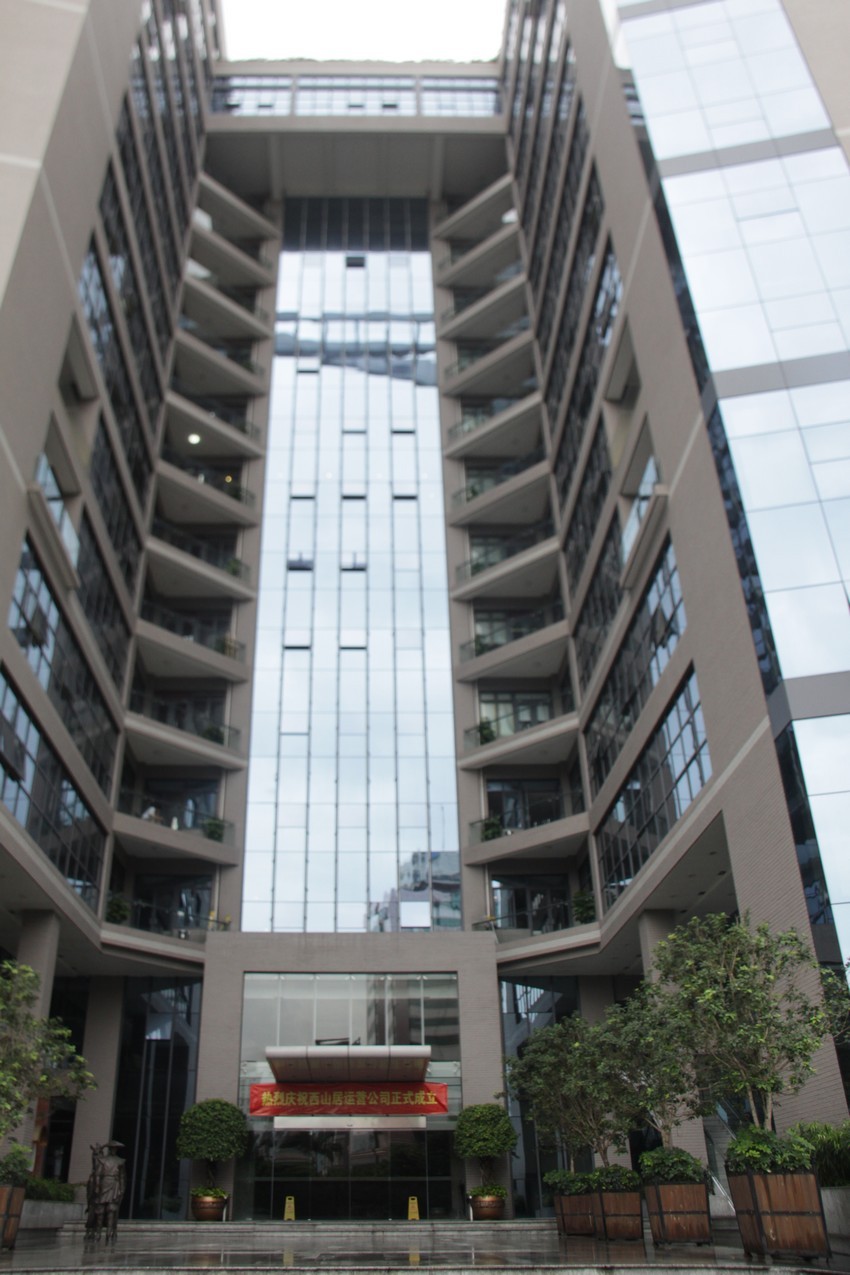 这就是金山大厦的全貌,共15层,据说里面有个免费的食堂,饭菜很不错.