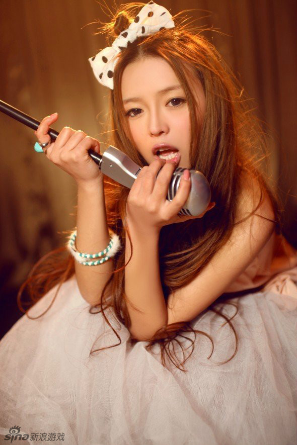 90后宅男女神高清写真:粉唇诱惑黑袜性感