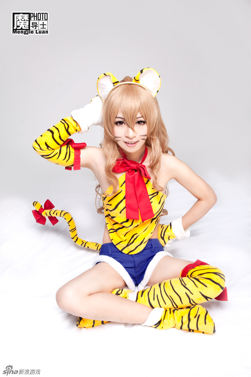游戏红人妹子慕沐掌中萌虎cos