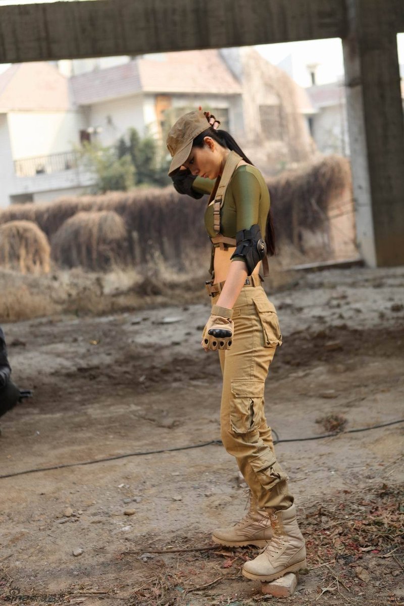 游戏代言人及美女专辑 > 汹涌妹子cos战场女王 持枪抖动秀事业线800