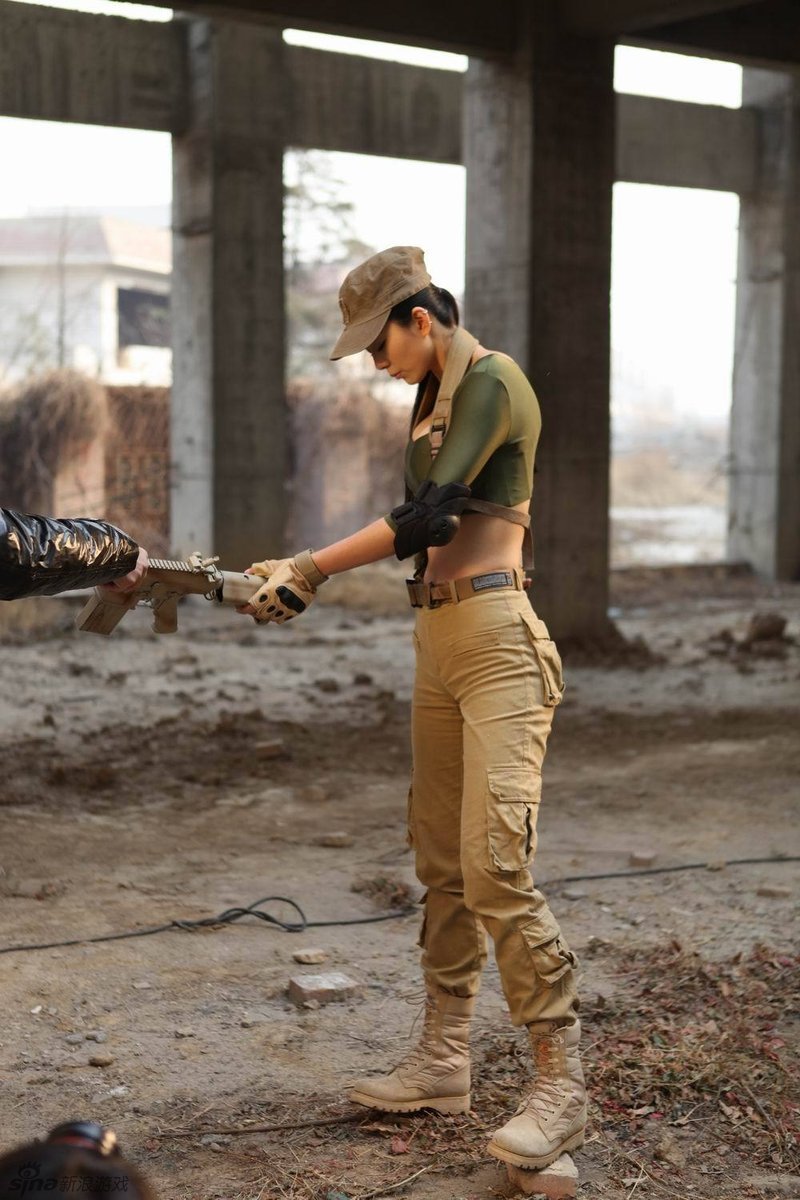 汹涌妹子cos战场女王 持枪抖动秀事业线