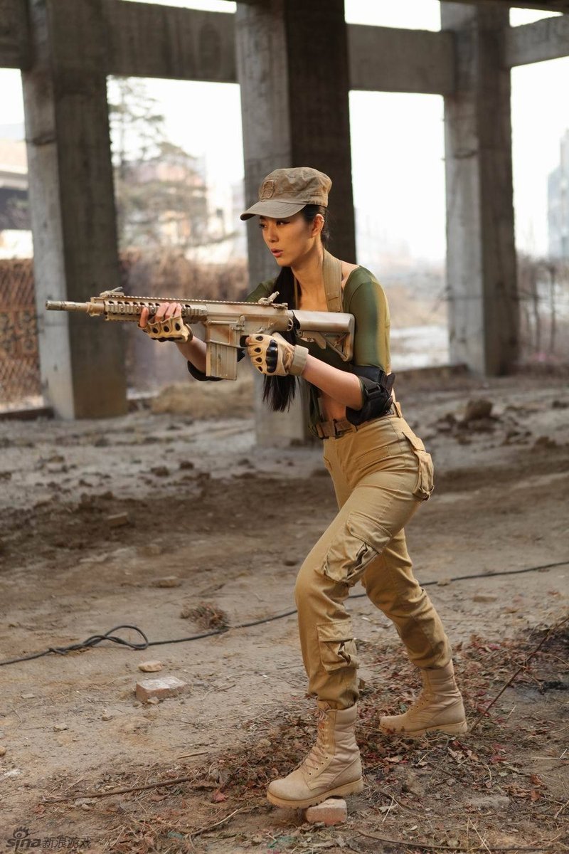 游戏代言人及美女专辑 > 汹涌妹子cos战场女王 持枪抖动秀事业线
