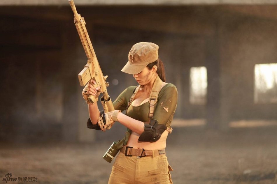 汹涌妹子cos战场女王 持枪抖动秀事业线