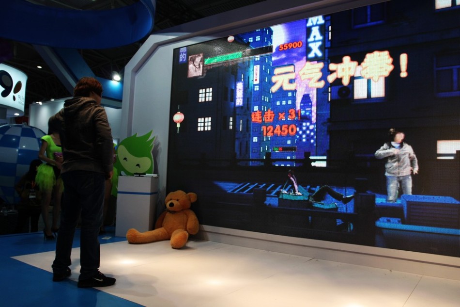 炫彩互动现场体感游戏引玩家争抢试玩