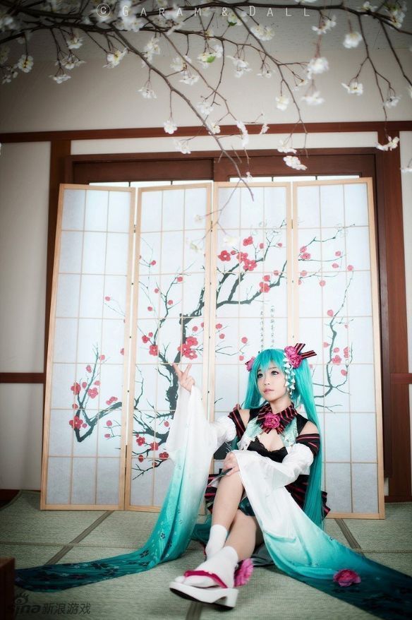 酥胸半露惹人怜爱!螺旋猫cos初音