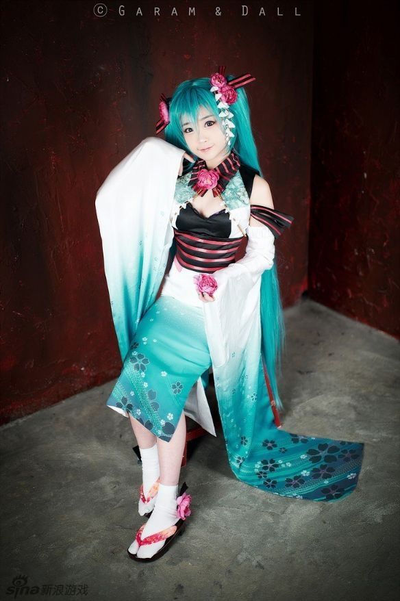 酥胸半露惹人怜爱!螺旋猫cos初音