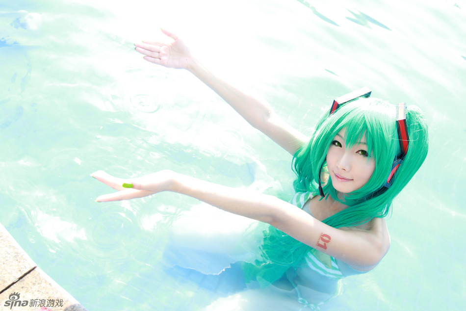 性感小萝莉初音泳装cosplay把你mikumiku掉