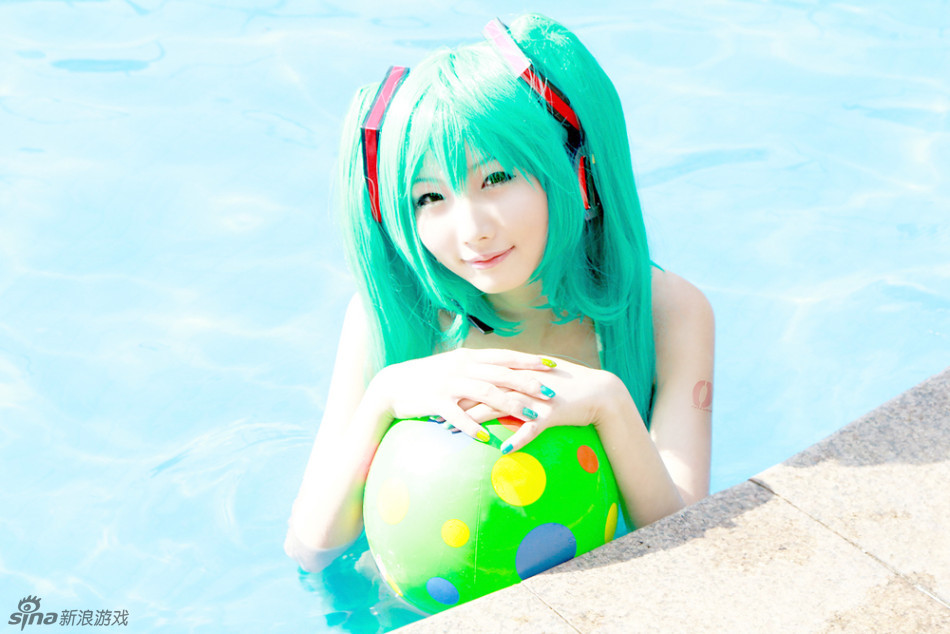性感小萝莉初音泳装cosplay把你mikumiku掉