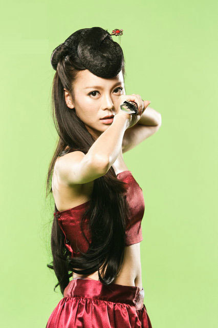 莫绮雯表示这是她第一次代言网游,跟传统娱乐圈的粉丝相比,"游戏里的