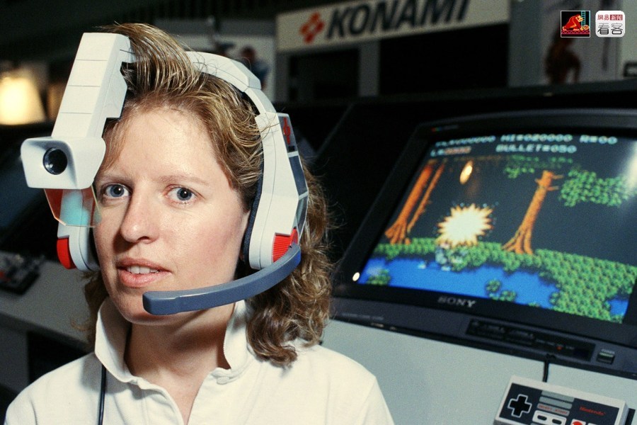 图为1990年6月5日,日本konami公司的研究人员苏珊·巴赫演示语音命令