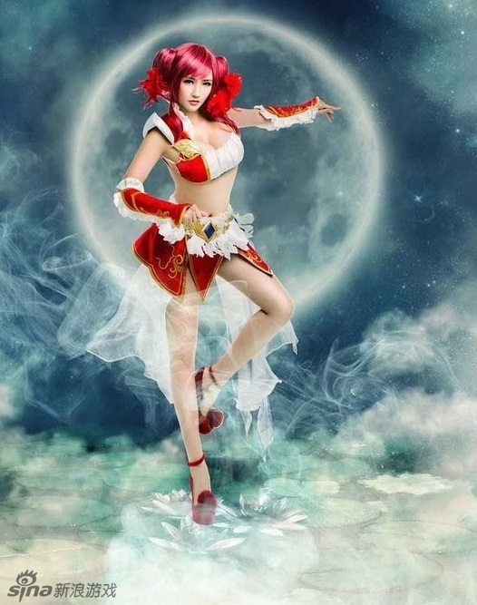 胸模冠军王明明代言游戏豪乳扮演女战神