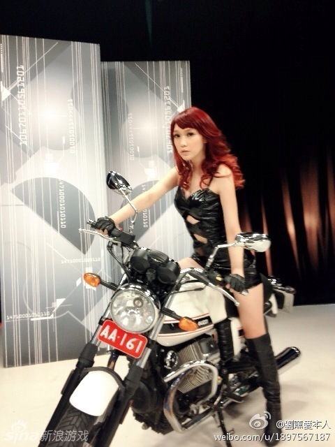 变性嫩模刘熏爱喜欢玩lol,笑言在游戏中领悟走台诀窍.