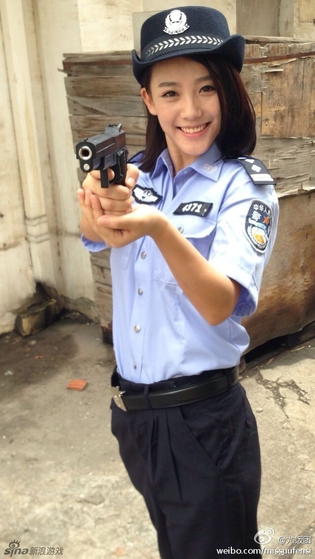 张瀞尤为宣传网游化身帅气陀枪师姐