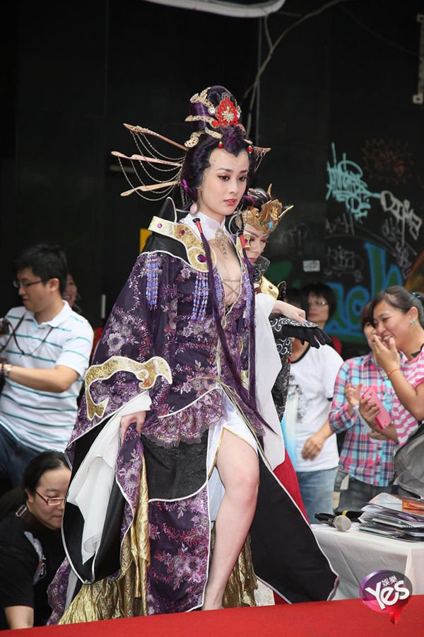 台湾32e女星代言游戏胸器无处可藏