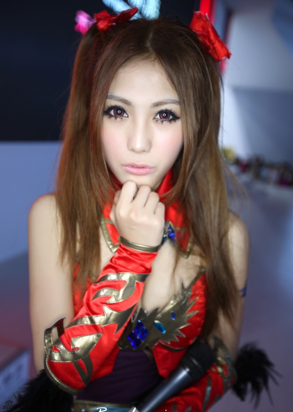 美女主持加盟游戏电影露香肩