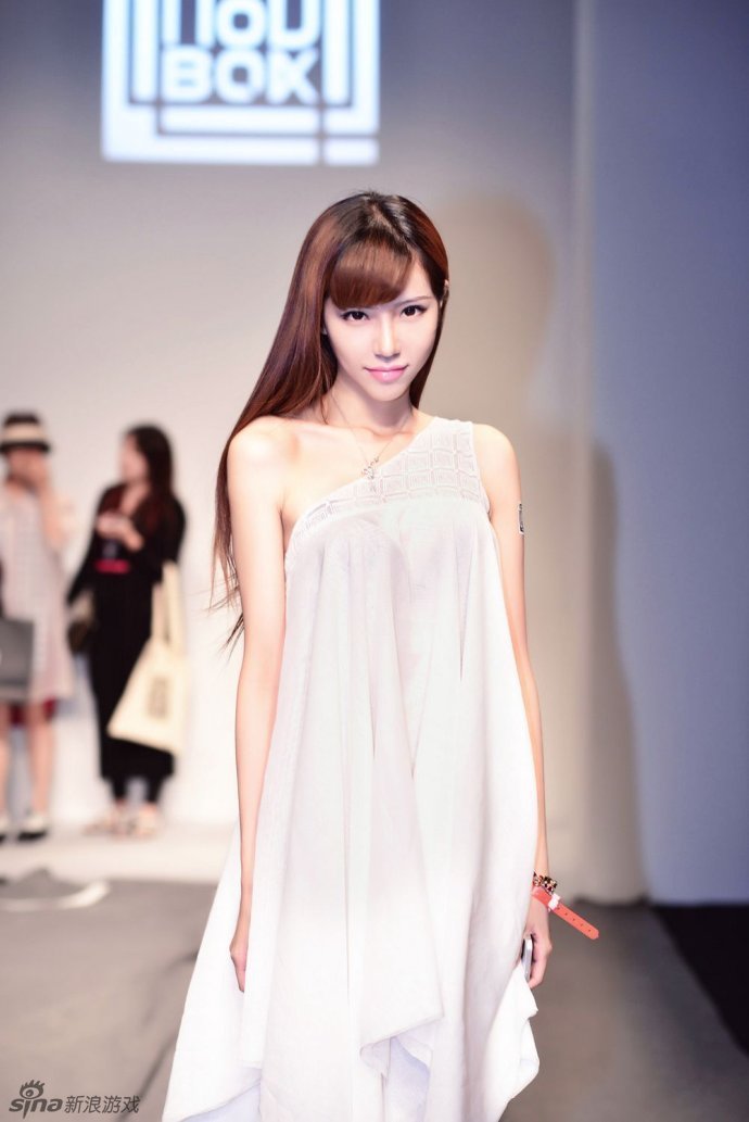 女神叶梓萱代言网游演绎御姐