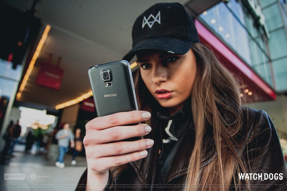 这些照片的重点在于模特女郎iga górecka将扮演游戏主角aiden pearce