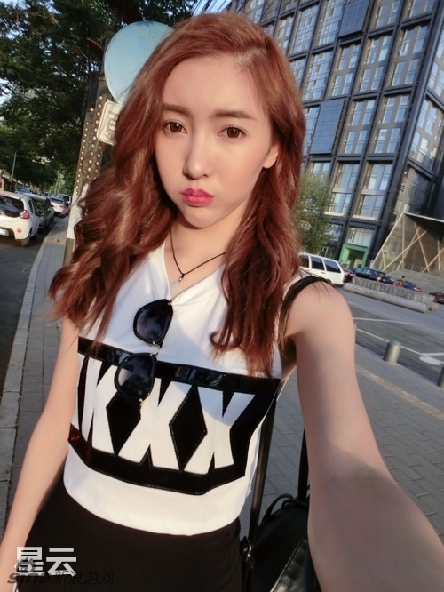 北舞校花张洪艺代言足球游戏