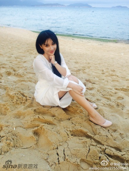 游戏女郎樊玲赛场胸夹手机