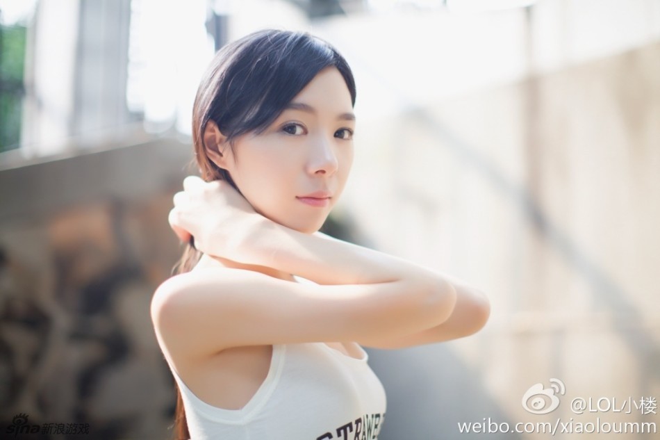 同时还请四名美女主播拍摄了尺度惊人的宣传海报,其中包括@小苍cany