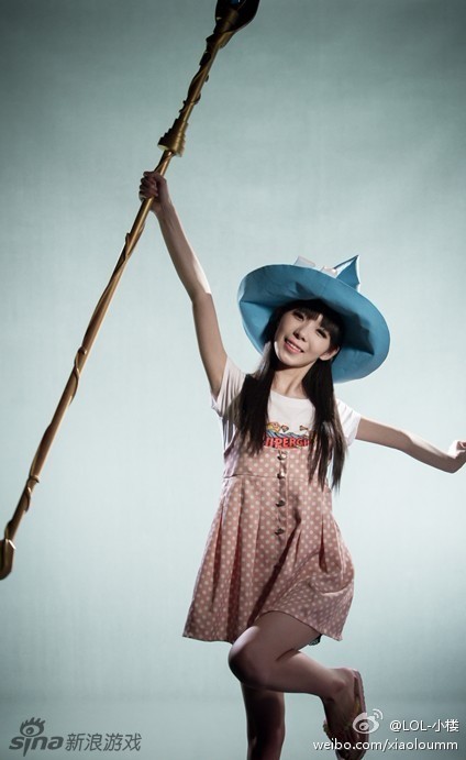 同时还请四名美女主播拍摄了尺度惊人的宣传海报,其中包括@小苍cany