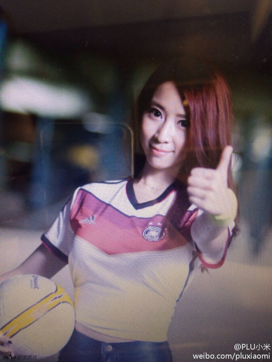 同时还请四名美女主播拍摄了尺度惊人的宣传海报,其中包括@小苍cany