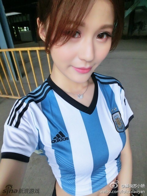 电竞女主播大尺度登上男人装