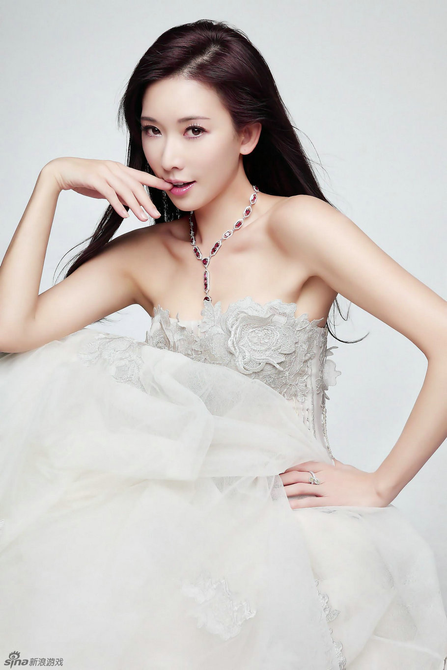 女神林志玲代言手游秀好身材