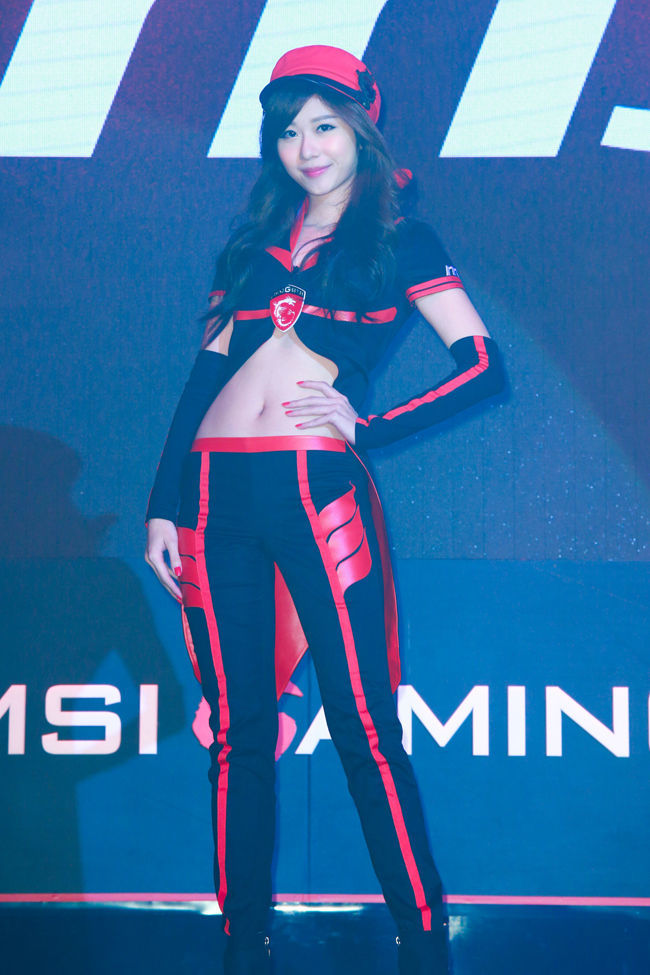 活动主持人由台湾知名的电竞主播宾哥和立蓁搭档,毕竟国际性的赛事