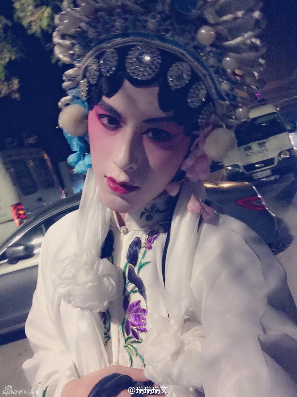 妖男反串白娘子妩媚出街