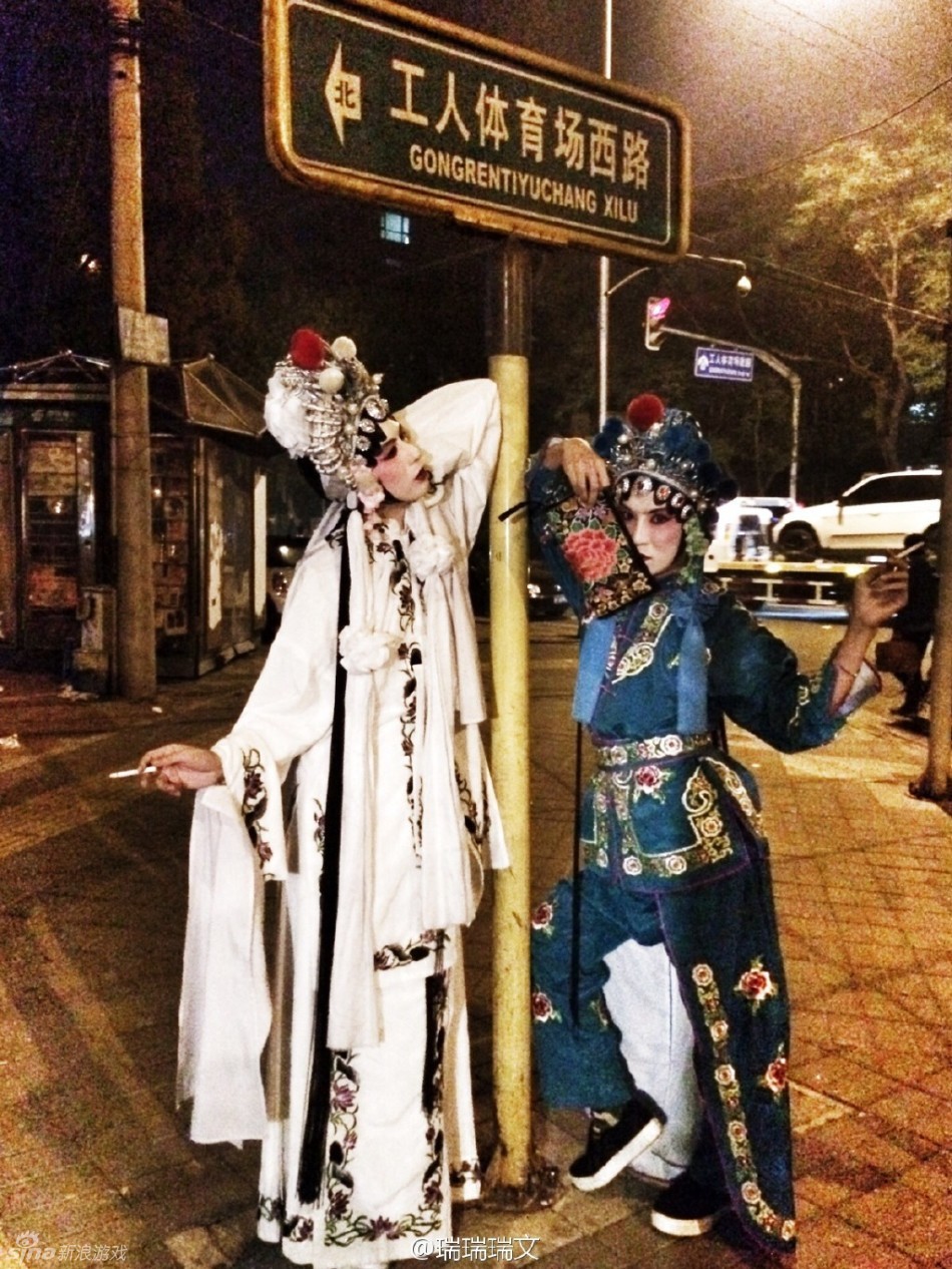 炉石男玩家反串白蛇妩媚出街