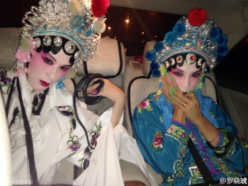 炉石男玩家反串白蛇妩媚出街