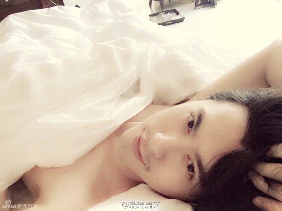 炉石男玩家反串白蛇妩媚出街