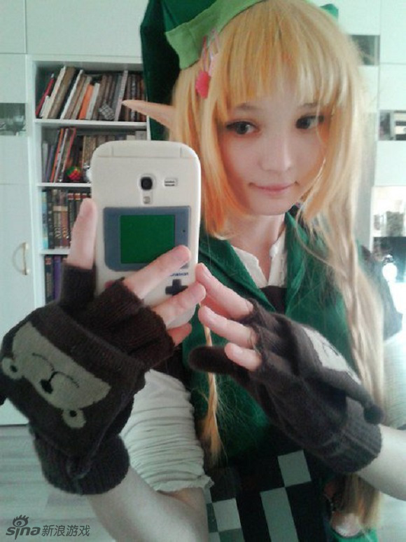 自己cos最喜欢的日本电子游戏和动漫中的角色,她将照片传到deviantart