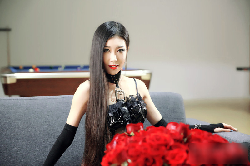 黑衣女王卢小彧 真人陪护为手游助阵