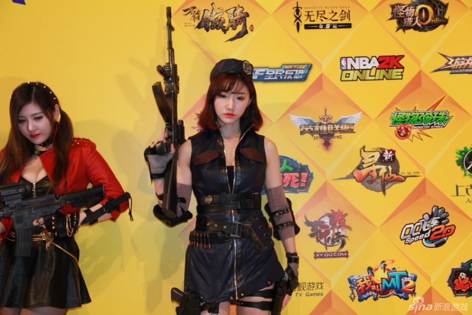 TGC现场大胸美女持枪射击COS_新浪游戏_手机新浪网