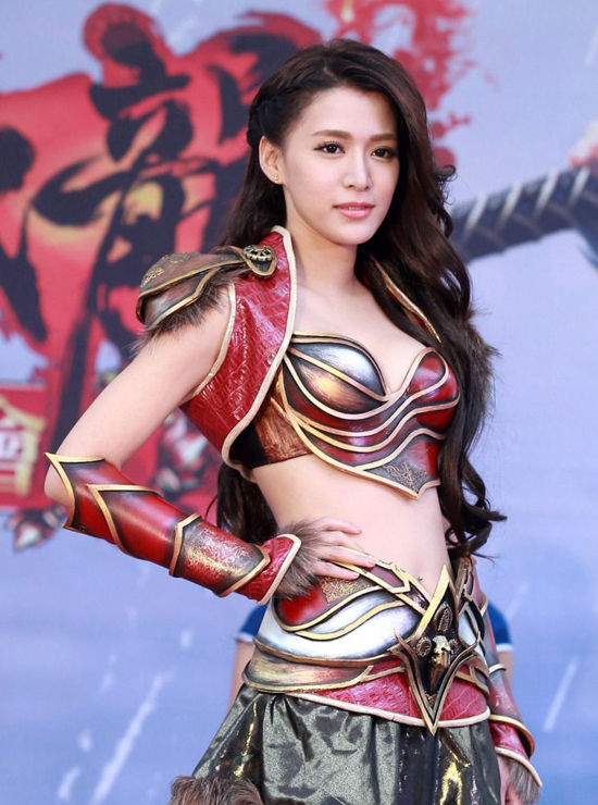 王思平代言游戏秀纤腰好身材