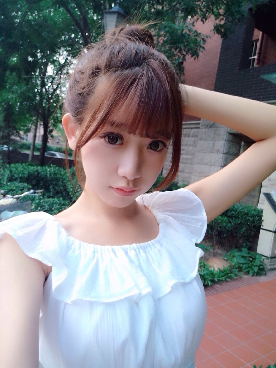 陈潇拍游戏跨年减价活动广告