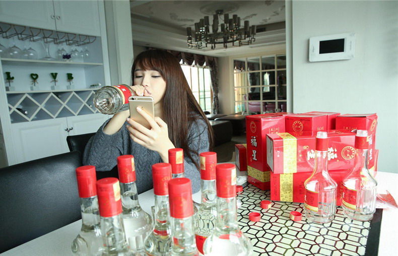 女人喝白酒对身体有什么好处和坏处，女人喝白酒对皮肤伤害