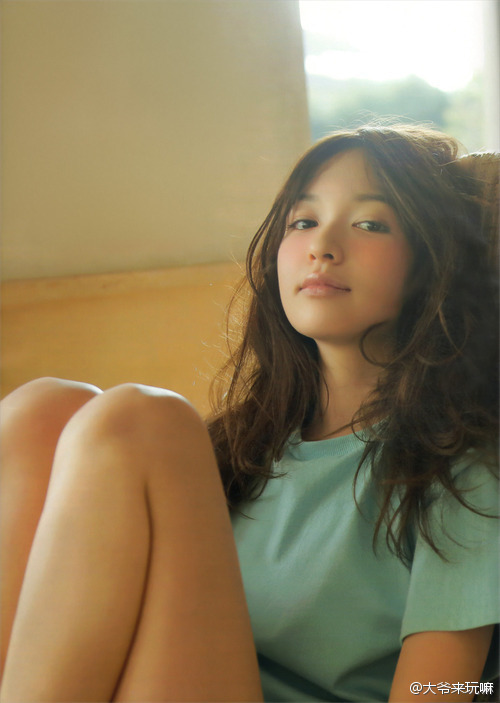 抱膝而坐 尽显恬静唯美