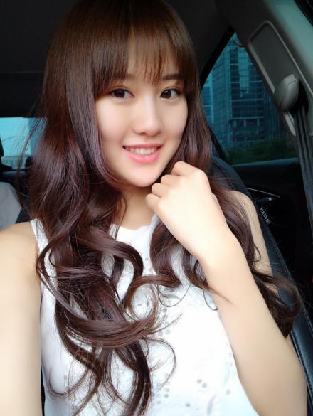 赵婧伊出席游戏网剧的发布会