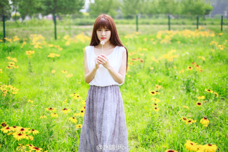 赵婧伊出席游戏网剧的发布会