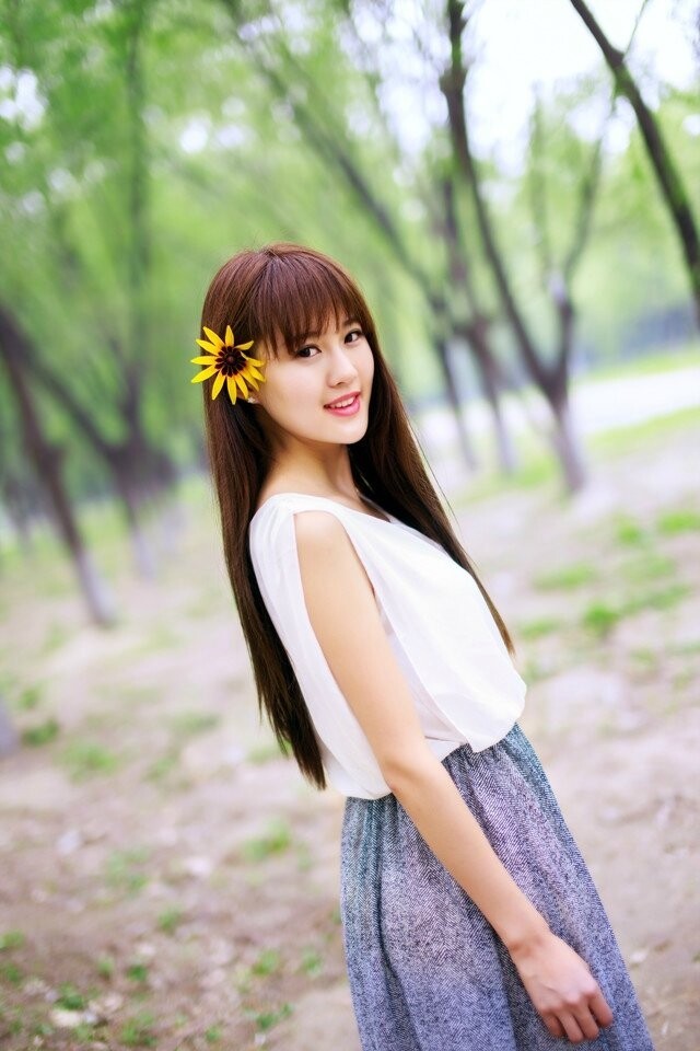 赵婧伊出席游戏网剧的发布会